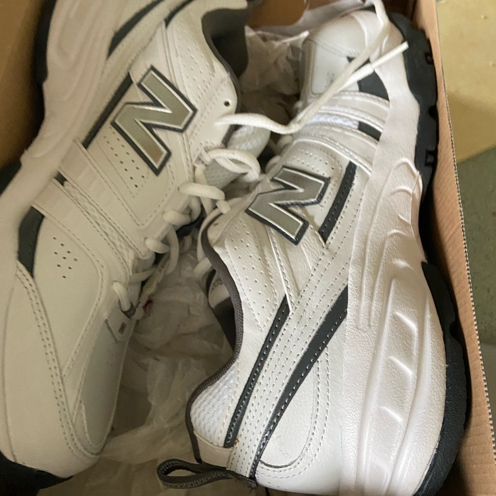 New in box men’s new balance shoes size 12